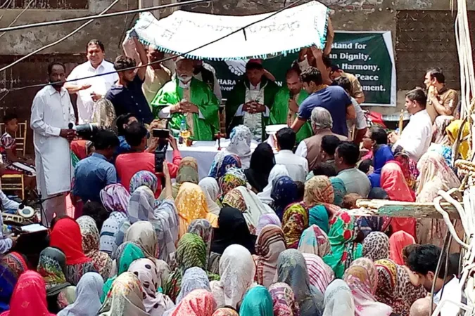 Der erste Gottesdienst nach den Ausschreitungen in den Straßen von Jaranwala