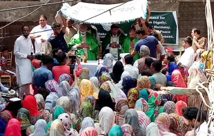 Der erste Gottesdienst nach den Ausschreitungen in den Straßen von Jaranwala / Caritas Pakistan Faisalabad