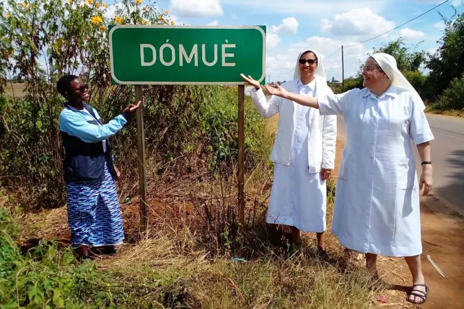 Die zurückgekehrten Schwestern vor dem Ortsschild von Dómuè im Nordwesten von Mosambik