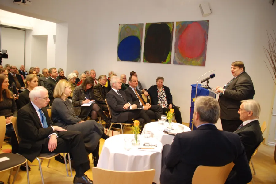 Aufmerksame Zuhörer: Bernd Posselt bei der Buchpräsentation in Wien