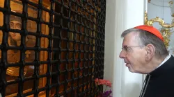 Kardinal Kurt Koch vor dem Marienbildnis Maria Advocata / Paul Badde