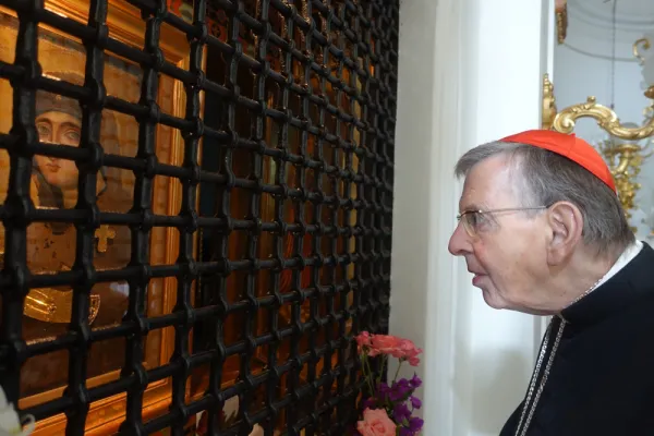 Kardinal Kurt Koch vor dem Marienbildnis Maria Advocata / Paul Badde