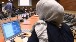 Muslima mit Kopftuch bei der Veranstaltung / www.peschken.media