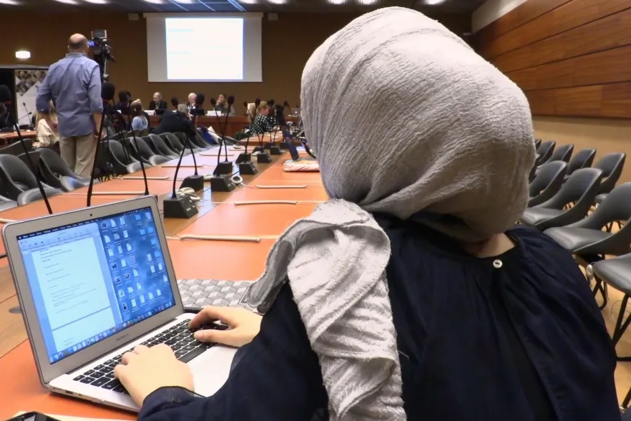 Muslima mit Kopftuch bei der Veranstaltung