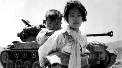 Flüchtlinge im Koreakrieg / Maj. R.V. Spencer, UAF (Navy). U.S. Army Korea (CC0) 