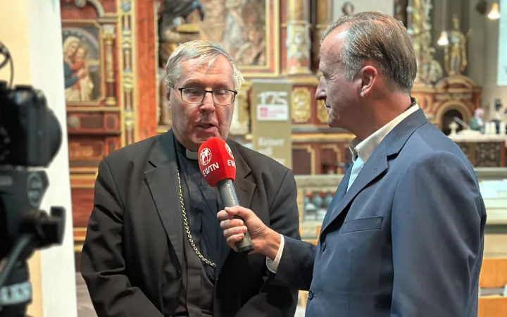 Der Bischof von Kopenhagen, Czeslaw Kozon (rechts), im Interview mit dem Geschäftsführer von EWTN Deutschland, Martin Rothweiler.