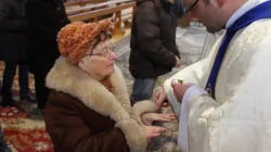 Ein Priester spendet die Krankensalbung. / Miroslaw Benedyk / EWTN Polska