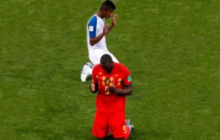 Lukako und Escoba beten am Ende des Spiels Belgien gegen Panama  / Wibbitz