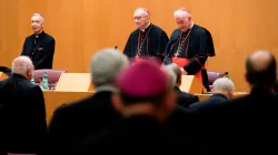 Die Kardinäle Ladaria, Parolin und Ouellet mit den deutschen Bischöfen in Rom am 18. November 2022 / Vatican Media