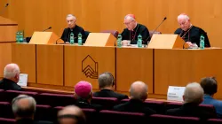 Die Kardinäle Luis Ladaria SJ, Pietro Parolin und Marc Ouellet PSS im Gespräch mit den deutschen Bischöfen am 18. November 2022 in Rom / Vatican Media