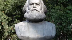 Büste Karl Marx (1953) des Bildhauers Will Lammert
Standort: Berlin-Friedrichshain / SpreeTom / Wikimedia (CC BY-SA 3.0) 
