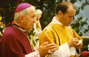 Ein junger Pater Franz Schmidberger mit dem Gründer der Piusbruderschaft, Erzbischof Marcel Lefebvre. / Priesterbruderschaft St. Pius X.