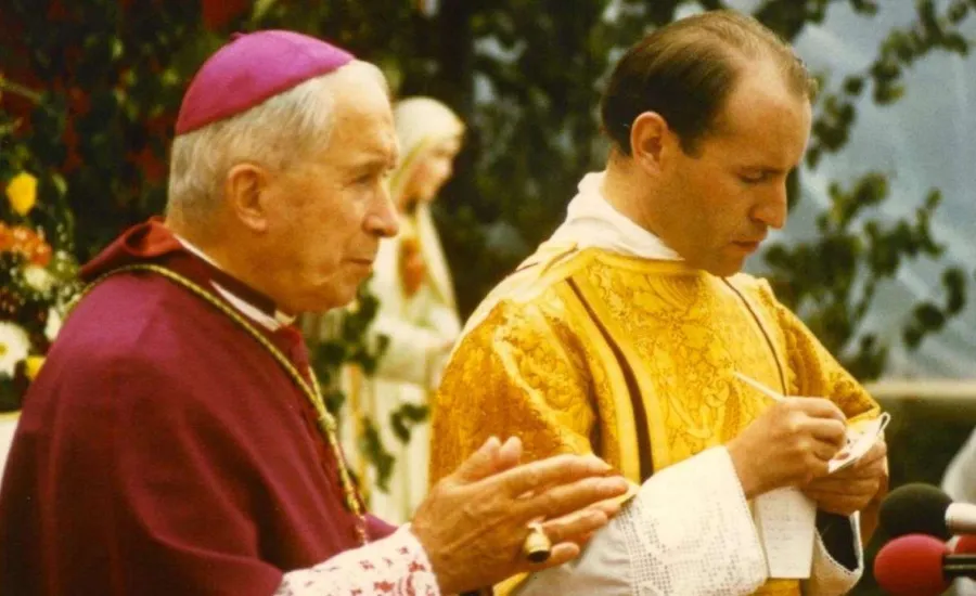 Ein junger Pater Franz Schmidberger mit dem Gründer der Piusbruderschaft, Erzbischof Marcel Lefebvre.