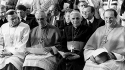 Dresden im Jahr 1987 (von links): Bischof Karl Lehmann, Bischof Gerhard Schaffran, Kardinal Joseph Ratzinger und Kardinal Joachim Meisner.  / Wikimedia / Deutsches Bundesarchiv / Matthias Hiekel (CC BY-SA 3.0 de)