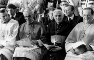 Dresden im Jahr 1987 (von links): Bischof Karl Lehmann, Bischof Gerhard Schaffran, Kardinal Joseph Ratzinger und Kardinal Joachim Meisner.  / Wikimedia / Deutsches Bundesarchiv / Matthias Hiekel (CC BY-SA 3.0 de)