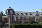 Christliche Anwälte verklagen spanische Regierung wegen LGBT-Flagge