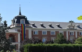 Eine der LGBT-Flaggen am Moncloa-Palast, dem Regierungssitz des spanischen Ministerpräsidenten, im Juli 2022 / Nicolás de Cárdenas / ACI Prensa