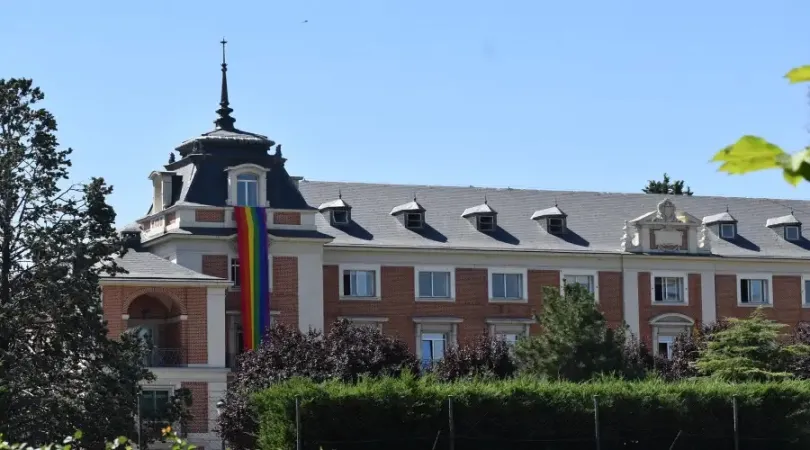 Eine der LGBT-Flaggen am Moncloa-Palast, dem Regierungssitz des spanischen Ministerpräsidenten, im Juli 2022