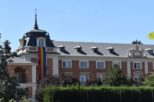 Eine der LGBT-Flaggen am Moncloa-Palast, dem Regierungssitz des spanischen Ministerpräsidenten, im Juli 2022 / Nicolás de Cárdenas / ACI Prensa