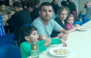 Flüchtlingsfamilie in einer kirchlichen Suppenküche im Libanon / Kirche in Not