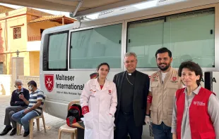 Weihbischof Dr. Udo Bentz beim Besuch der mobilen Klinik in Fakah, in der Beeka-Ebene, die von Malteser International unterstützt wird. Mit im Bild: die Leiterin des Verbindungsbüros von Malteser International im Libanon, Dr. Mireille Goerr (rechts), und Mitarbeiter vor Ort. / Deutsche Bischofskonferenz / Legutke