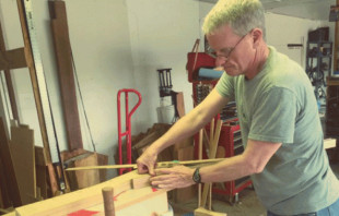 In der Werkstatt: Hier entsteht das gute Stück. / P. David Konderla / St. Mary's Catholic Center, College Station, Texas