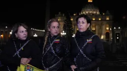 Angekettet für die Freiheit politischer Gefangener in ihrer Heimat: Lilian Tintori, Antonieta Mendoza und Mitzy de Ledezma demonstrieren vor dem Vatikan. / CNA/Daniel Ibanez