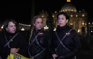 Angekettet für die Freiheit politischer Gefangener in ihrer Heimat: Lilian Tintori, Antonieta Mendoza und Mitzy de Ledezma demonstrieren vor dem Vatikan. / CNA/Daniel Ibanez