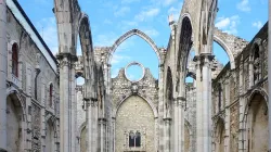 Die Ruine der Kirche des zwischen 1389 und 1423 errichteten Karmeliterklosters "Convento do Carmo", das bei dem Beben von 1755 völlig zerstört wurde. / Velvet / Wikimedia (CC BY-SA 4.0) 
