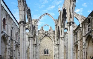 Die Ruine der Kirche des zwischen 1389 und 1423 errichteten Karmeliterklosters "Convento do Carmo", das bei dem Beben von 1755 völlig zerstört wurde. / Velvet / Wikimedia (CC BY-SA 4.0) 