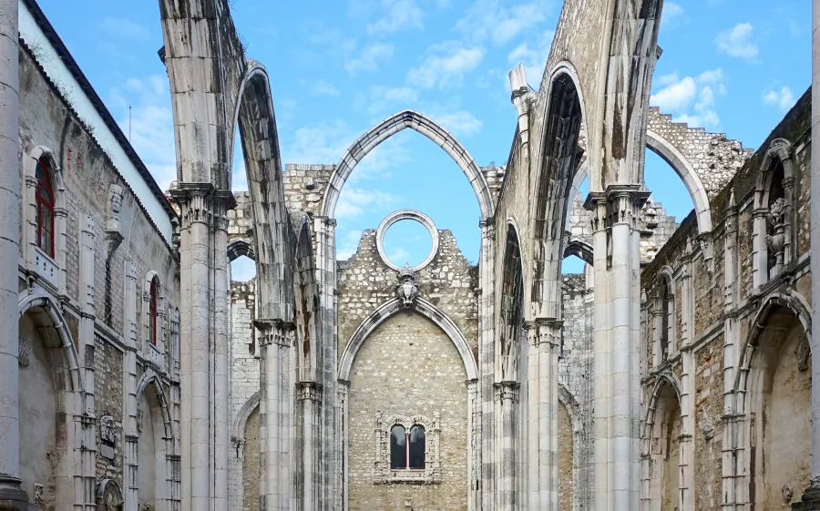 Die Ruine der Kirche des zwischen 1389 und 1423 errichteten Karmeliterklosters "Convento do Carmo", das bei dem Beben von 1755 völlig zerstört wurde.
