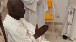 Livinius Esomchi Nnamani in seinem Zimmer im Krankenhaus / Vatican Media