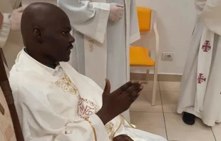 Livinius Esomchi Nnamani in seinem Zimmer im Krankenhaus / Vatican Media