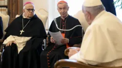 Papst Franziskus mit Mitgliedern des Päpstlichen Bibelinstituts am 20. April 2023 im Vatikan / Vatican Media