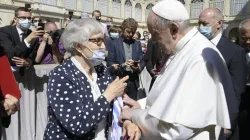 Lidia Maksymowicz mit Papst Franziskus am 26. Mai 2021.  / Vatican Media