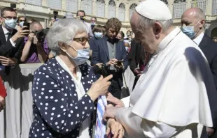 Lidia Maksymowicz mit Papst Franziskus am 26. Mai 2021.  / Vatican Media