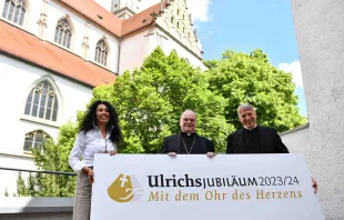 Gemeinsam haben sie das Leitwort und Logo zum Ulrichsjubiläum vorgestellt: Bischof Bertram Meier (Mitte), die Künstlerin Lilian Moreno Sánchez sowie der Vorsitzende des St.-Ulrich-Komitees, Dr. Thomas Groll / Maria Steber / pba