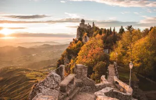 Eine der drei Burgen des Monte Titano in der wohl ältesten Republik der Welt, San Marino. Die Nation ist benannt nach dem heiligen Marinus. / Lorenzo Castagnone / Unsplash (CC0) 