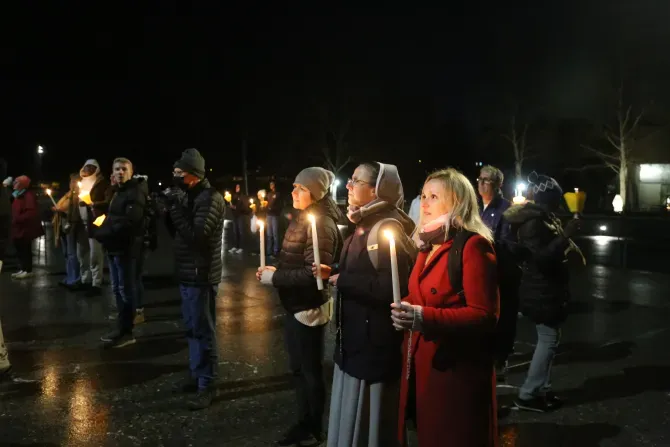 Gebetsandacht mit Kerzen: Wallfahrer am Heiligtum Unserer Lieben Frau von Lourdes in Frankreich