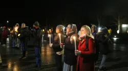 Gebetsandacht mit Kerzen: Wallfahrer am Heiligtum Unserer Lieben Frau von Lourdes in Frankreich. / Courtney Mares / CNA Deutsch