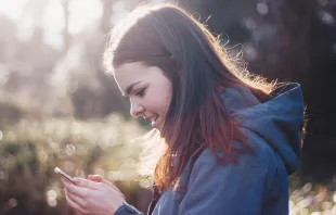 Junge Frau mit Smartphone / Luke Porter / Unsplash (CC0) 