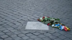 Blumen an der Steinplatte auf dem Petersplatz, die an das Attentat erinnert. / Paul Badde / EWTN