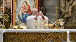Kardinal Giovanni Battista Re bei der Messe des Abendmahls im Petersdom, 1. April 2021. /  Vatican Media und EWTN News/Daniel Ibáñez/Vatican Pool