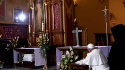 Papst Franziskus betet vor dem Bild der Göttlichen Barmherzigkeit im Sanktuarium der Barmherzigkeit Gottes in Polen am 30. Juli 2016. 
 / Mazur/episkopat.pl.
