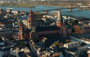 Blick auf den Mainzer Dom / screenshot / YouTube / German Drone Stock Footage