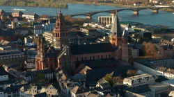 Blick auf den Mainzer Dom / screenshot / YouTube / German Drone Stock Footage