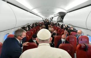 Papst Franziskus spricht zu Journalisten auf einer Pressekonferenz während des Fluges aus Malta, 3. April 2022. / Vatican Media