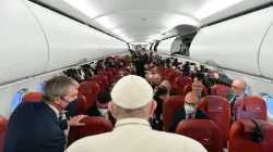 Papst Franziskus spricht zu Journalisten auf einer Pressekonferenz während des Fluges aus Malta, 3. April 2022. / Vatican Media