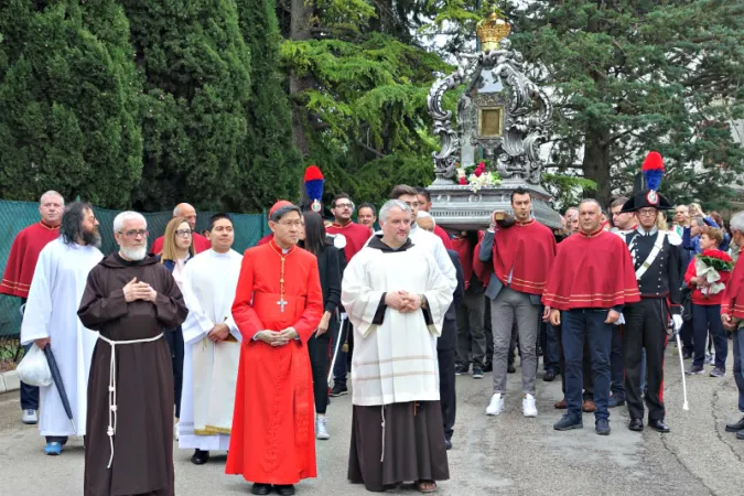 Die Prozession mit Kardinal Tagle und dem Volto Santo