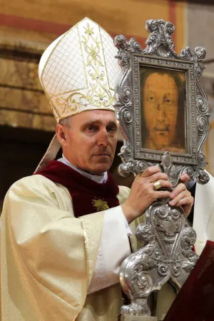 Angesicht zu Angesicht: Erzbischof Gänswein segnet die Gläubigen mit dem "Gesicht der Barmherzigkeit", dem Abbild des Schleiers von Manoppello, in der Kirche Santo Spirito am 16. Januar 2016. 